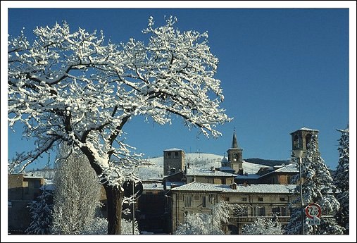 Panorama del centro storico di Varzi innevato